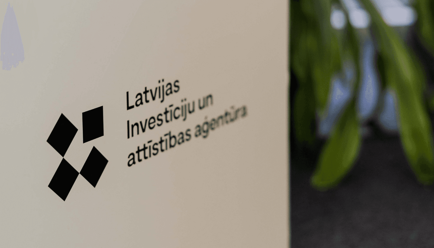 LIAA logo uz balta fona