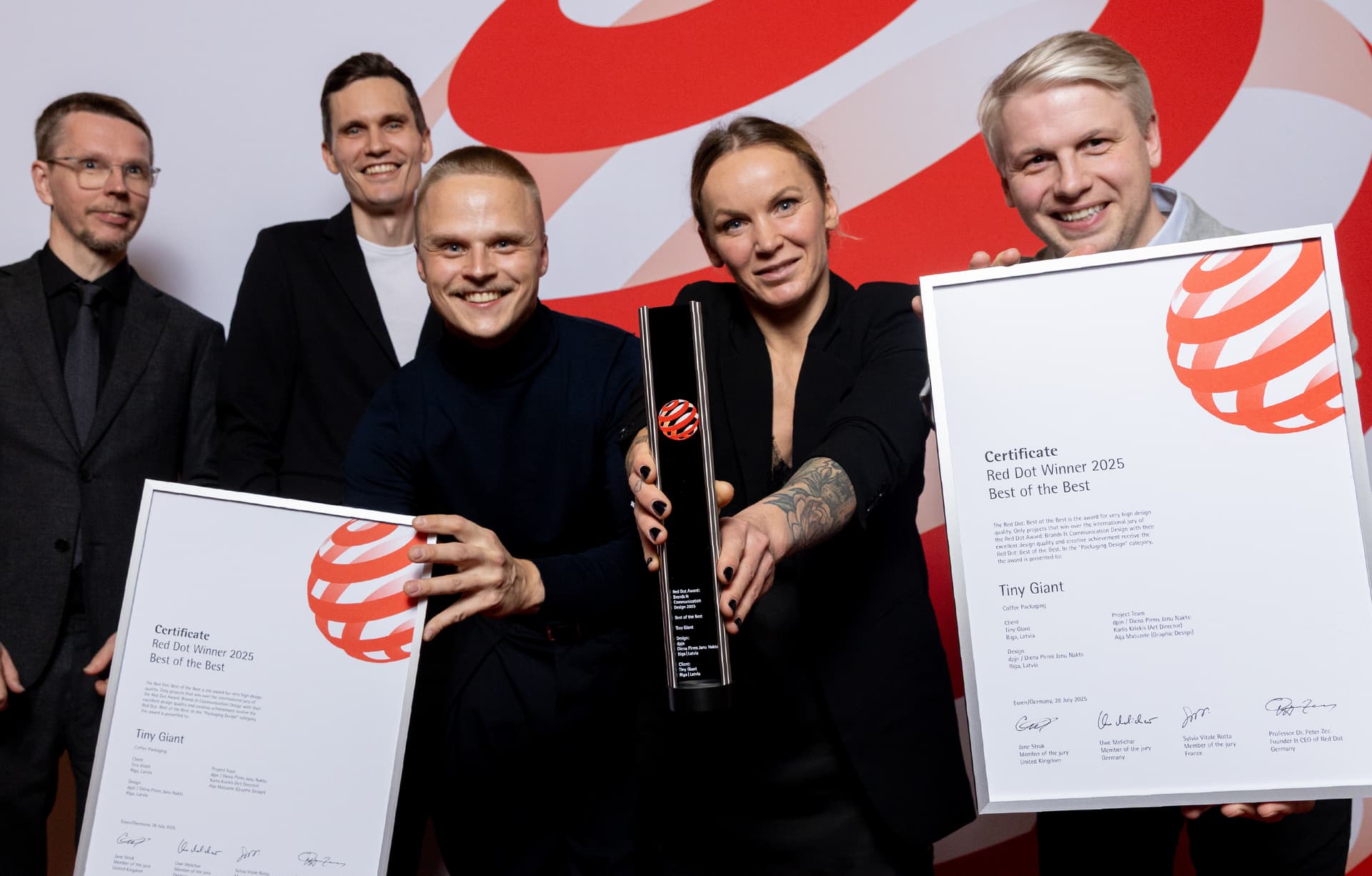 Latvijas kafija pārspēj pasaules milžus - “Tiny Giant” iegūst prestižo “Red Dot Best of the Best” dizaina balvu!