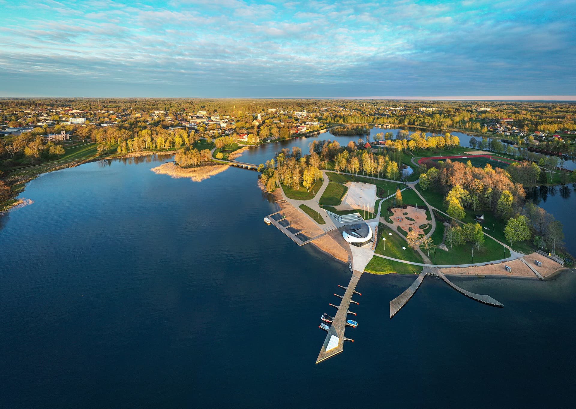 Alūksnes pilsētas ainava ar skatu uz Alūksnes Pilssalu