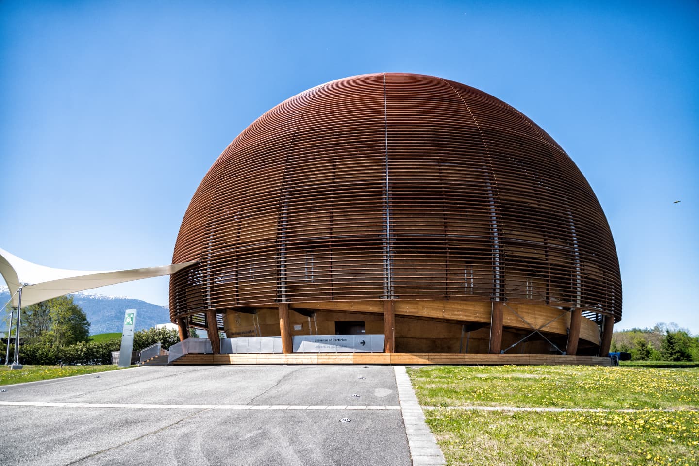 CERN lielā, koka lodes formas ēka, kas atgādina globusu. Tas ir CERN simbols un galvenais apmeklētāju centrs, kurā notiek izstādes.