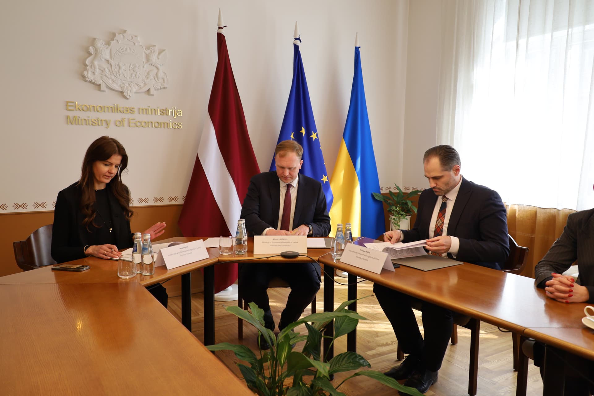 Parakstīts memorands par investīciju veicināšanu transporta un loģistikas nozarē Latvijā No kreisās puses pie galda sēž: LIAA direktore Ieva Jāgere, Ekonomikas ministrs Viktors Valainis un Lietuvas Transporta un loģistikas alianses ģenerālsekretārs Povilas Drižas