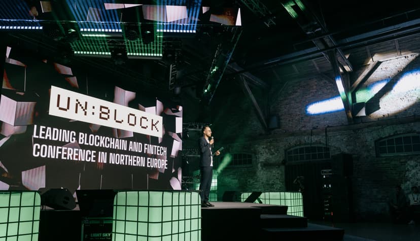 Konferences Unblock 2026 skatuve, uz kuras redzams vadītājs