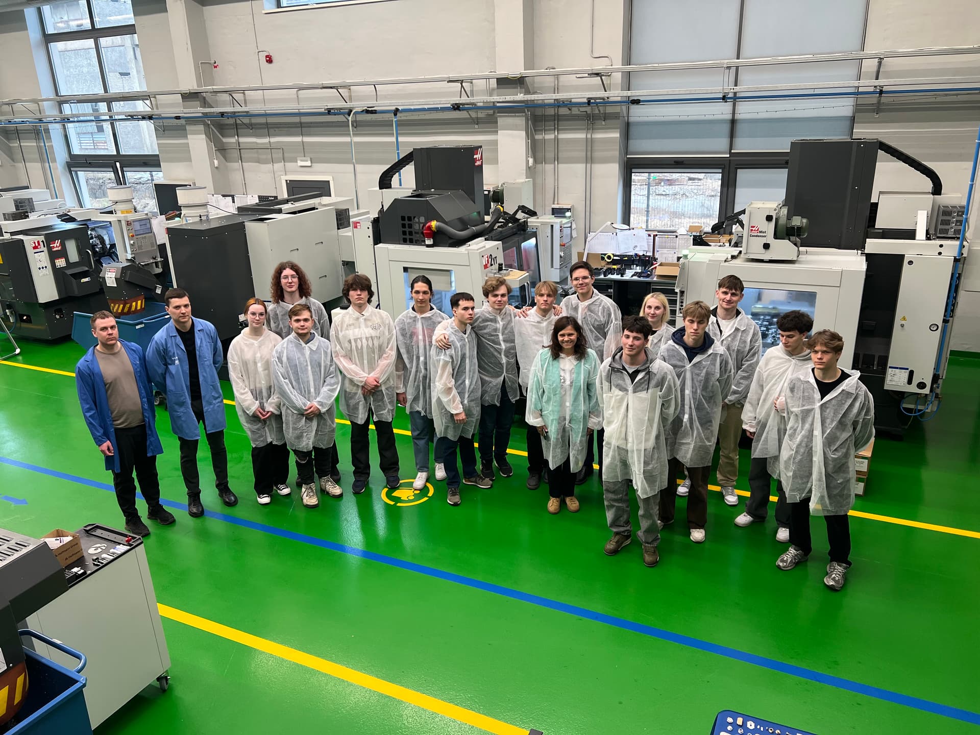 Sadarbībā ar uzņēmējiem un industrijas pārstāvjiem DU tiks īstenota jauna studiju programma “Elektronika” Kopbilde ar studentiem kādā uzņēmumā