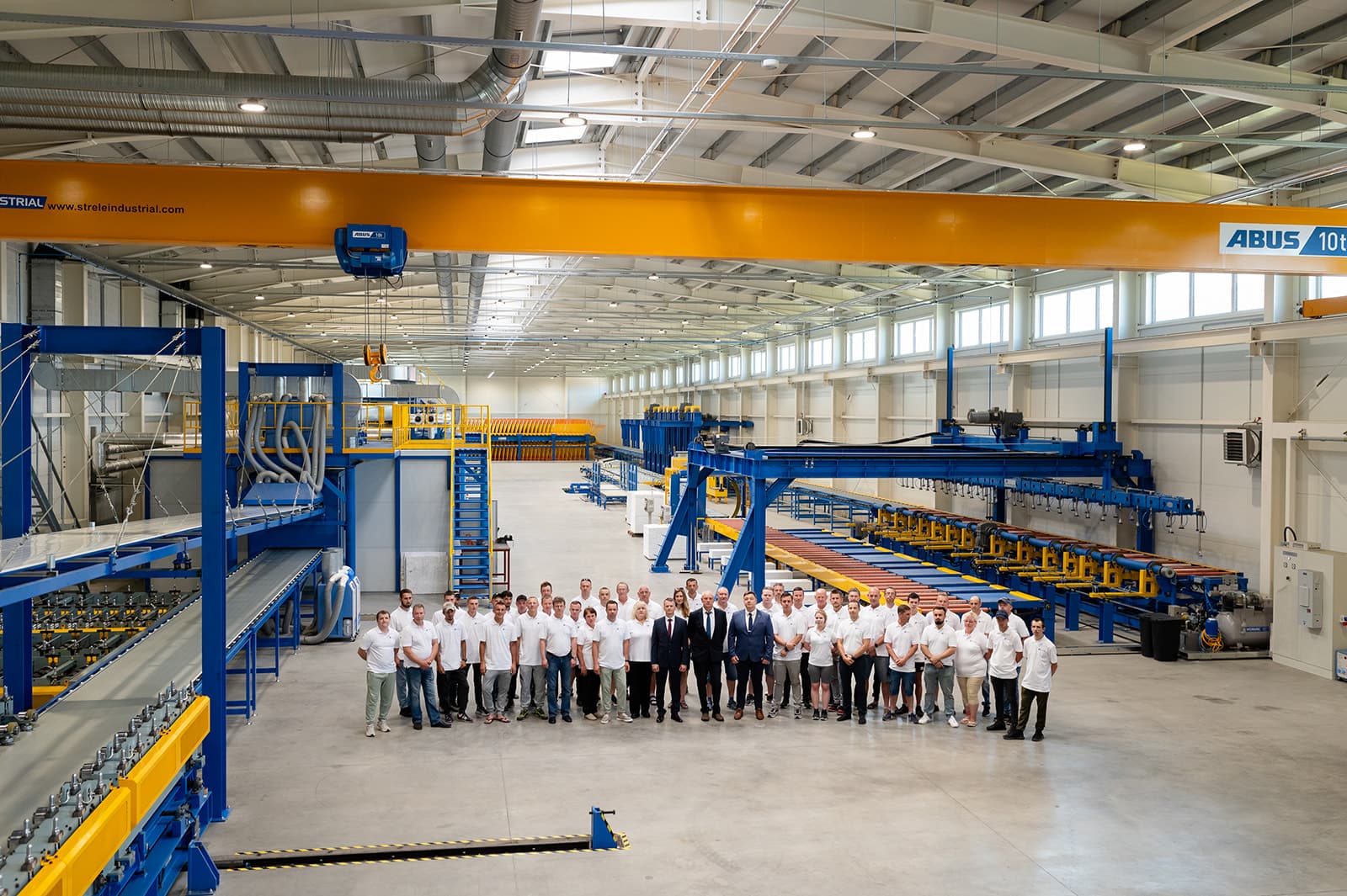 “TENAX PANEL” attīstību virza eksports un nepārtraukts darbs pie inovācijām TENAX PANEL darbinieku grupas foto lielā angārā