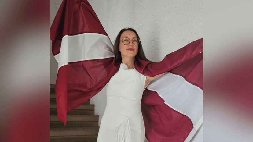 Inese Lukaševska ietinusies Latvijas karogā