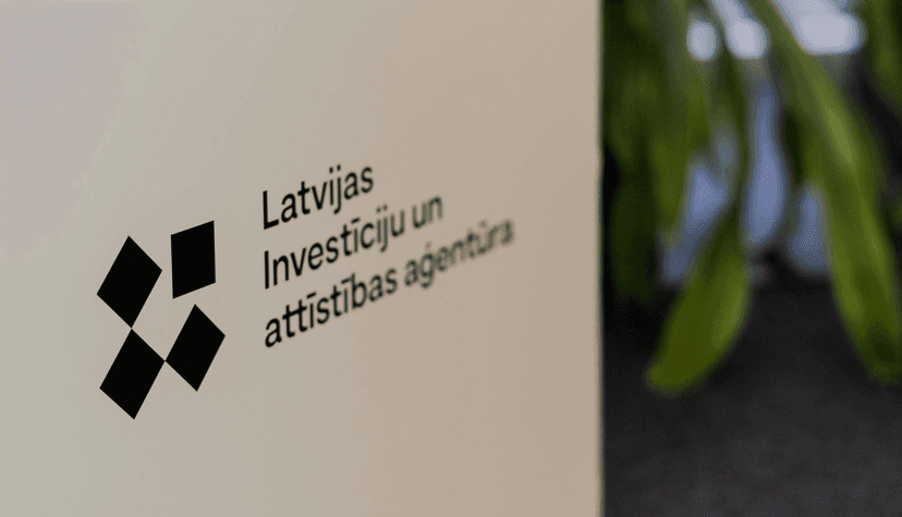 LIAA logo uz balta fona